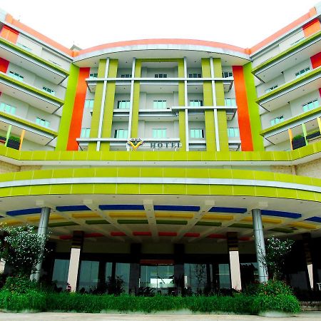 Golden Harvest Hotel Jambi Exterior photo