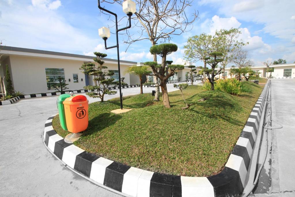 Golden Harvest Hotel Jambi Exterior photo