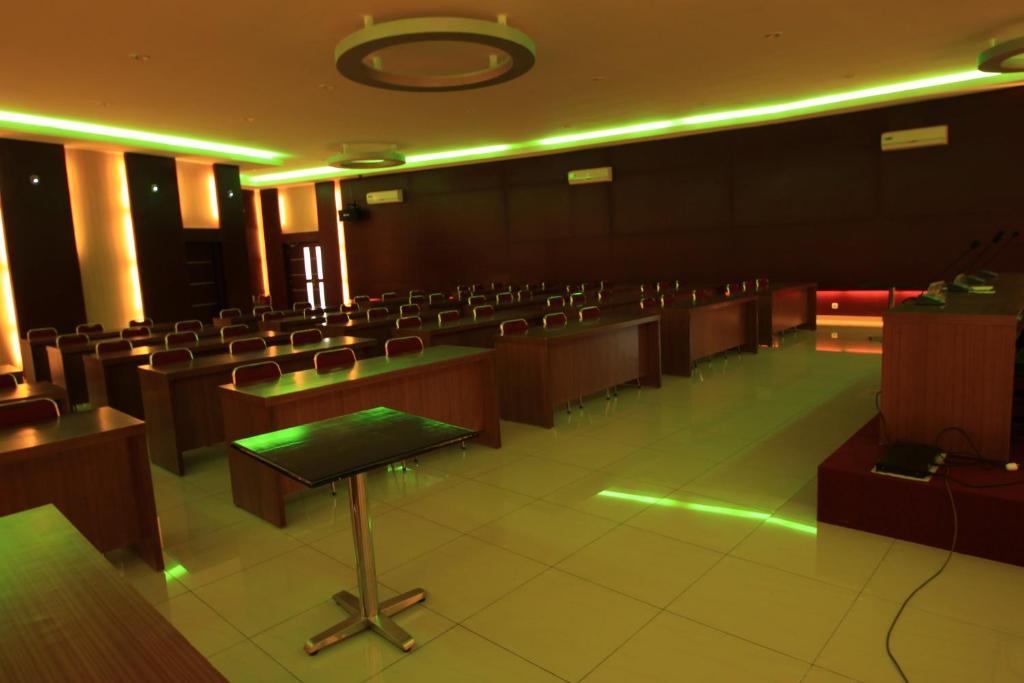 Golden Harvest Hotel Jambi Exterior photo
