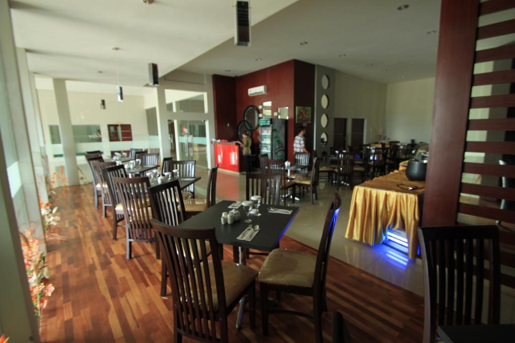 Golden Harvest Hotel Jambi Exterior photo