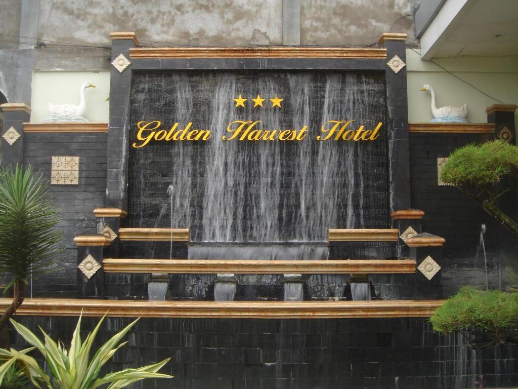 Golden Harvest Hotel Jambi Exterior photo