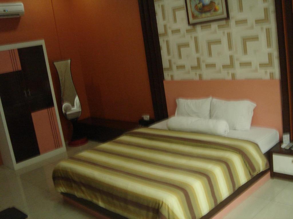 Golden Harvest Hotel Jambi Room photo