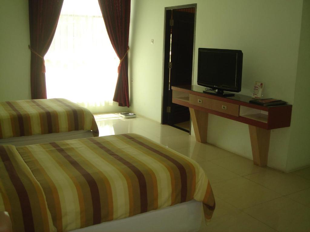 Golden Harvest Hotel Jambi Room photo