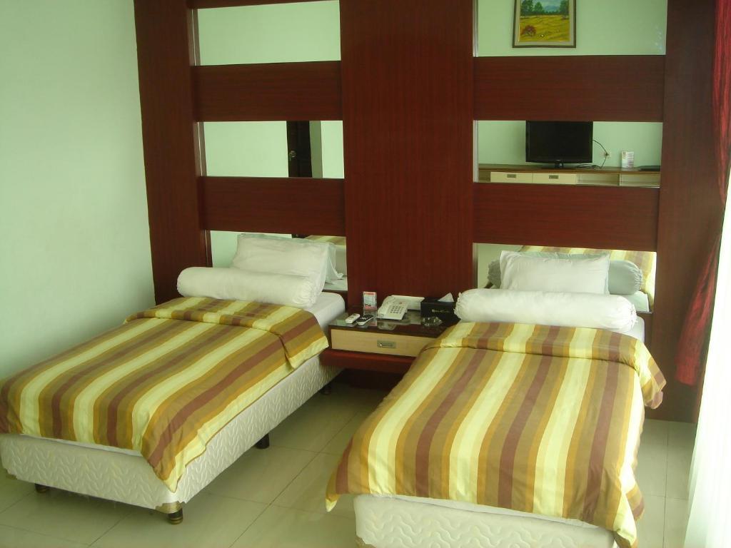Golden Harvest Hotel Jambi Room photo