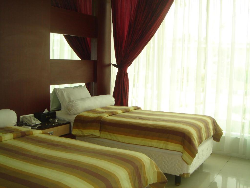 Golden Harvest Hotel Jambi Room photo