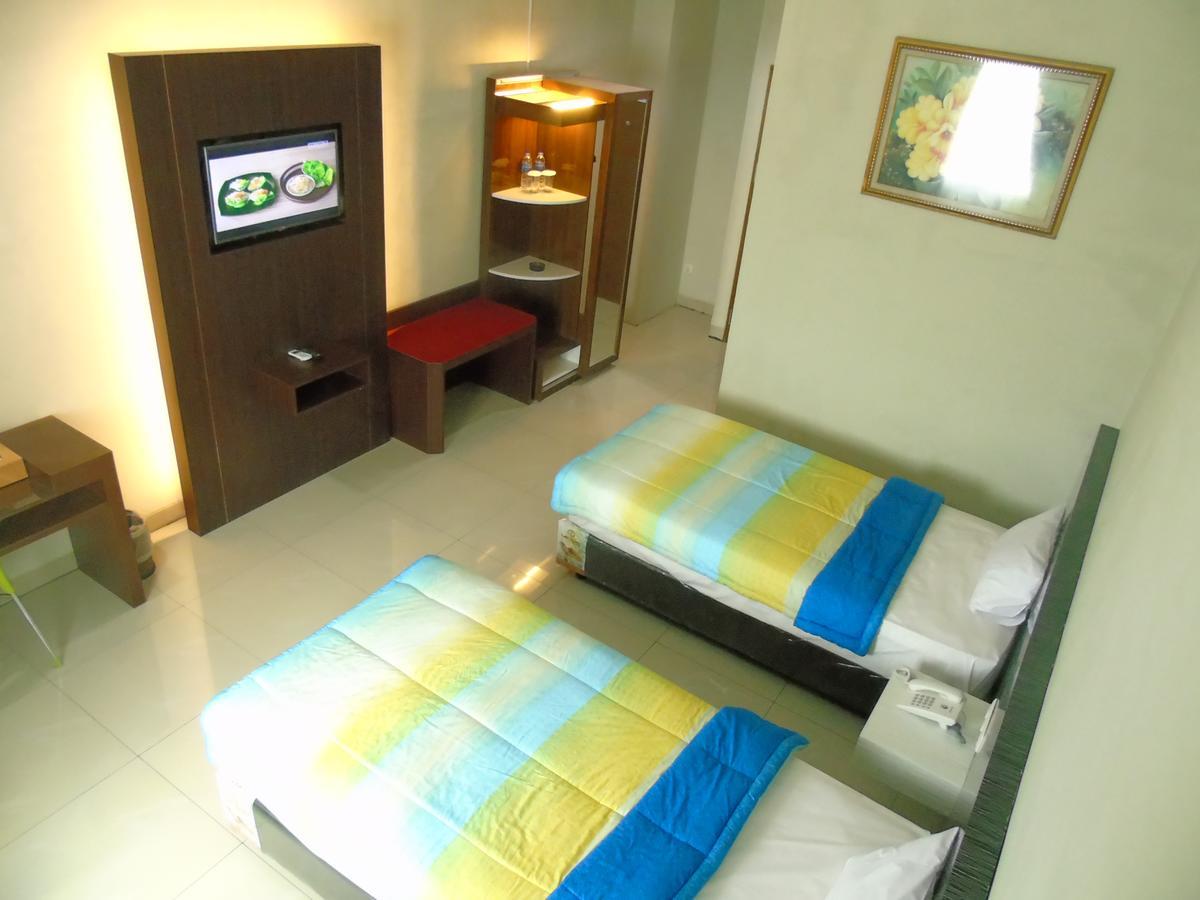 Golden Harvest Hotel Jambi Exterior photo
