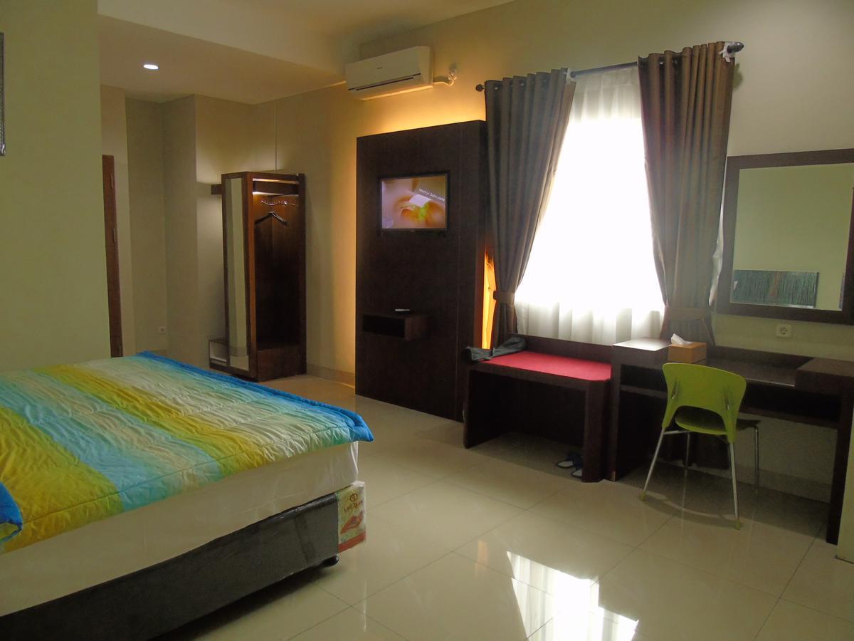 Golden Harvest Hotel Jambi Exterior photo