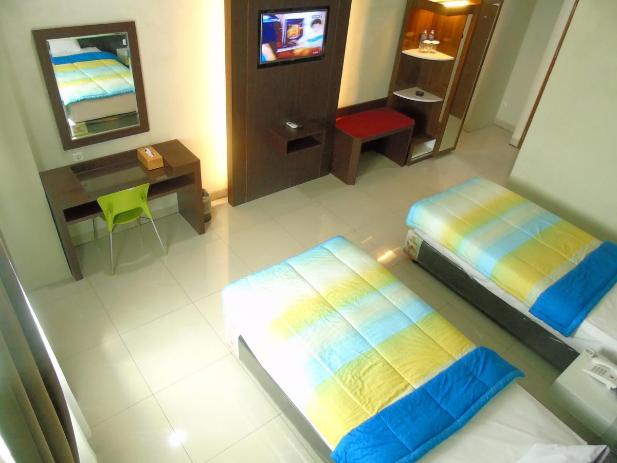 Golden Harvest Hotel Jambi Exterior photo
