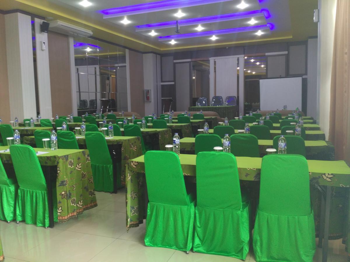 Golden Harvest Hotel Jambi Exterior photo