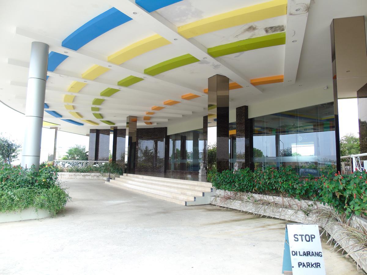 Golden Harvest Hotel Jambi Exterior photo