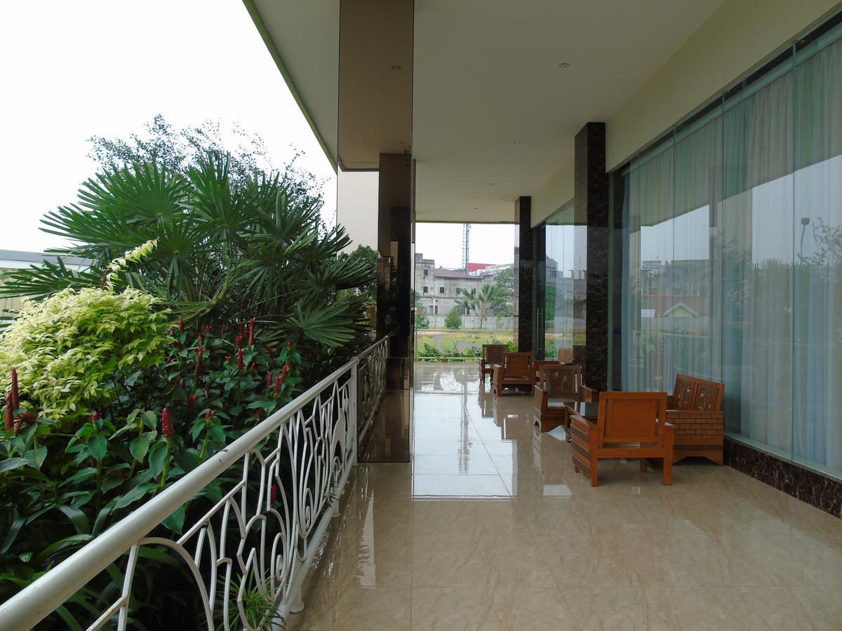 Golden Harvest Hotel Jambi Exterior photo