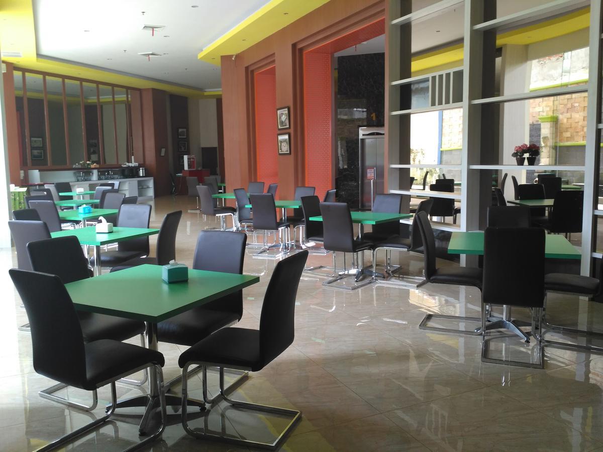 Golden Harvest Hotel Jambi Exterior photo