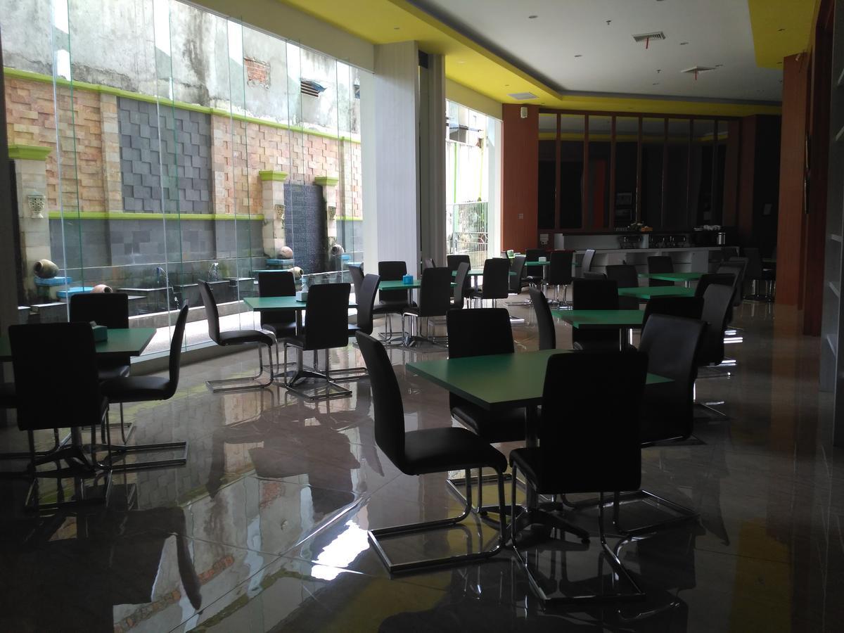 Golden Harvest Hotel Jambi Exterior photo