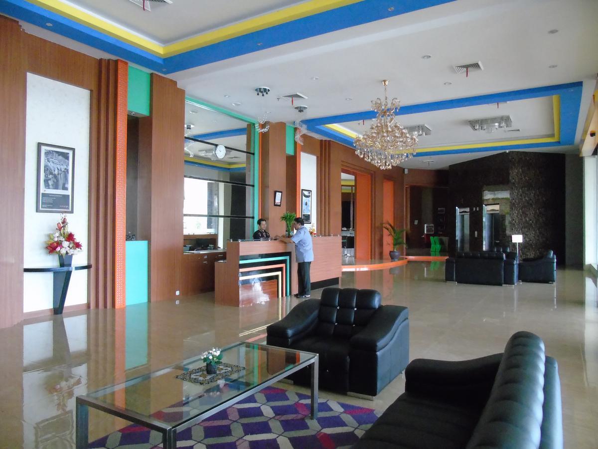 Golden Harvest Hotel Jambi Exterior photo