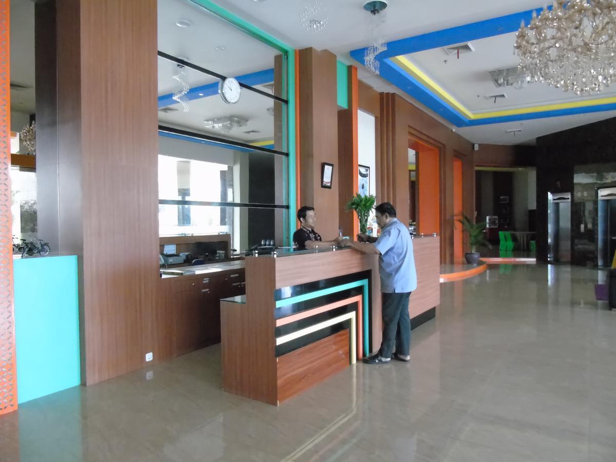 Golden Harvest Hotel Jambi Exterior photo